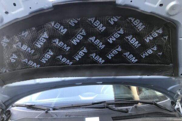 Insonorisation du capot de la voiture ABM Insulation