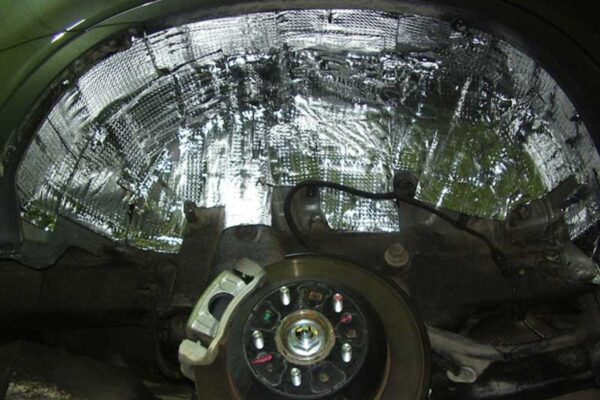 Insonorisation des passages de roue de la voiture de l'extérieur et de l'intérieur ABM Insulation