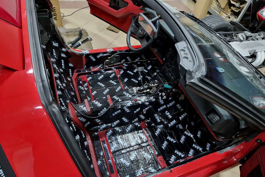 Comment insonoriser efficacement une voiture de sport à l'aide de tapis en butyle et de mousses en caoutchouc ? Conseils ABM Insulation