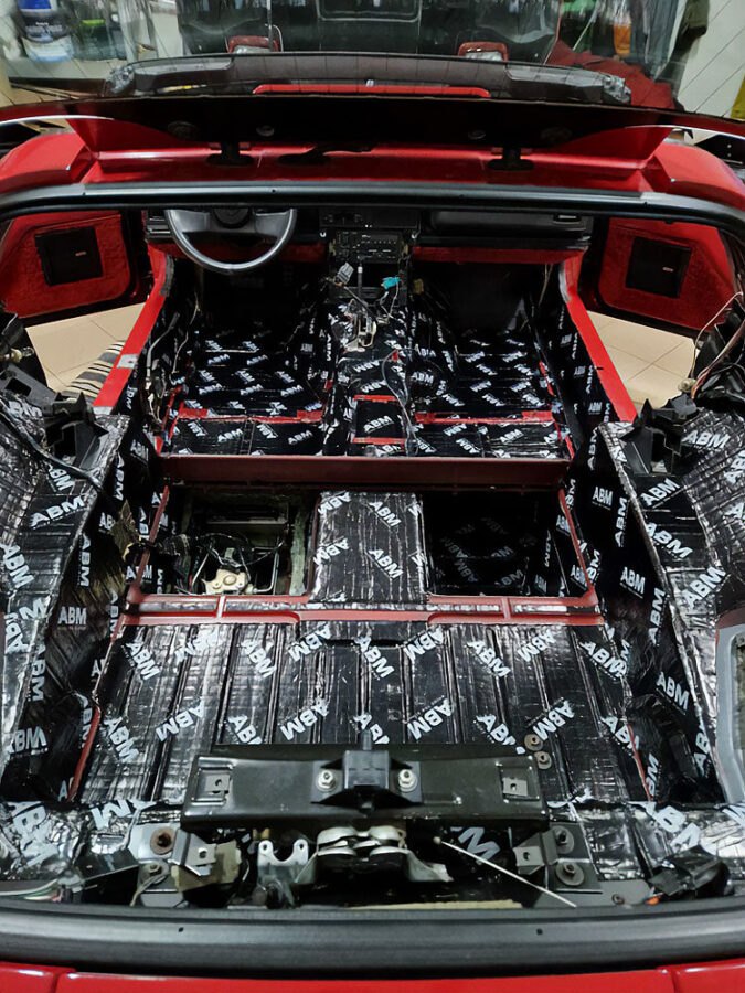Comment insonoriser efficacement une voiture de sport à l'aide de tapis en butyle et de mousses en caoutchouc ? Conseils ABM Insulation
