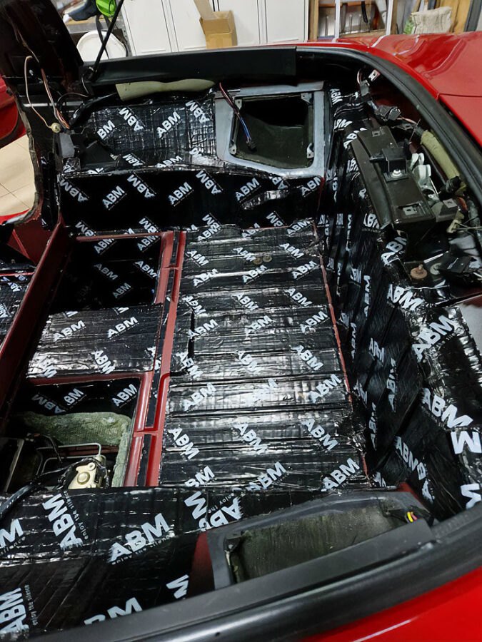 Comment insonoriser efficacement une voiture de sport à l'aide de tapis en butyle et de mousses en caoutchouc ? Conseils ABM Insulation