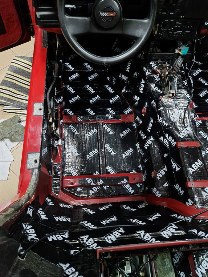 Comment insonoriser efficacement une voiture de sport à l'aide de tapis en butyle et de mousses en caoutchouc ? Conseils ABM Insulation