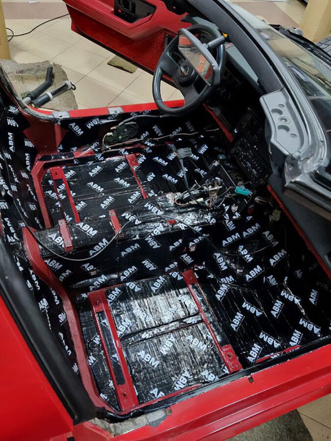 Comment insonoriser efficacement une voiture de sport à l'aide de tapis en butyle et de mousses en caoutchouc ? Conseils ABM Insulation