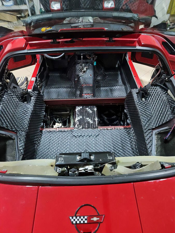 Comment insonoriser efficacement une voiture de sport à l'aide de tapis en butyle et de mousses en caoutchouc ? Conseils ABM Insulation