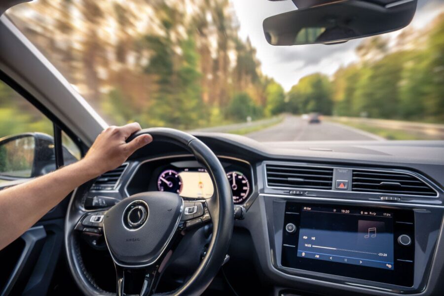 Est-ce que l'insonorisation de la voiture améliore la qualité du son audio dans l'habitacle ? Conseils ABM Insulation