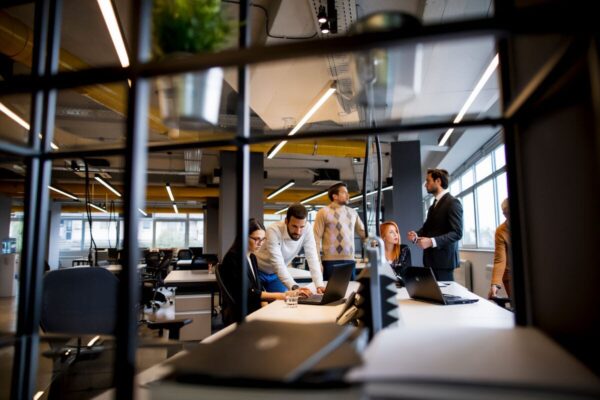 L'utilisation de mousses en caoutchouc peut-elle réduire efficacement le bruit dans les bâtiments de bureaux ? abm-43