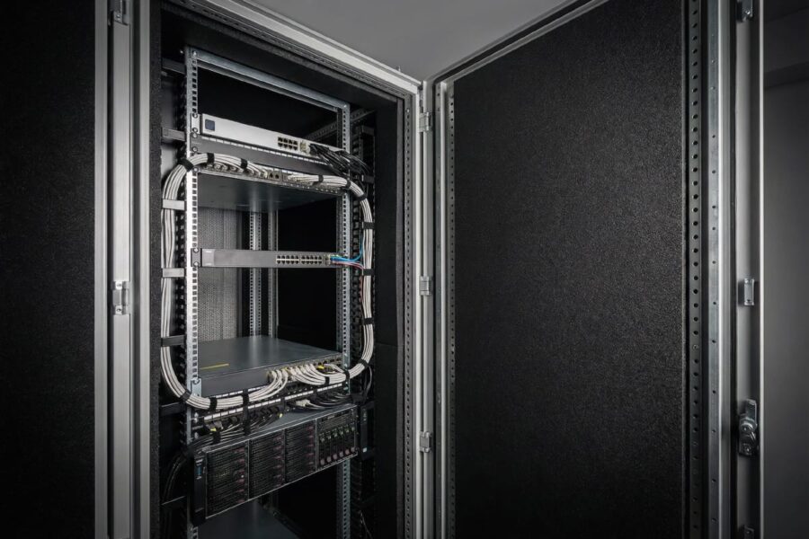 Les mousses de polyuréthane conviennent-elles à l'insonorisation d'une armoire de serveurs ? abm-56