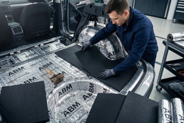 Pourquoi appliquer de la mousse de caoutchouc sur un tapis butyle lors de l'insonorisation d'une voiture ?  abm-b-57