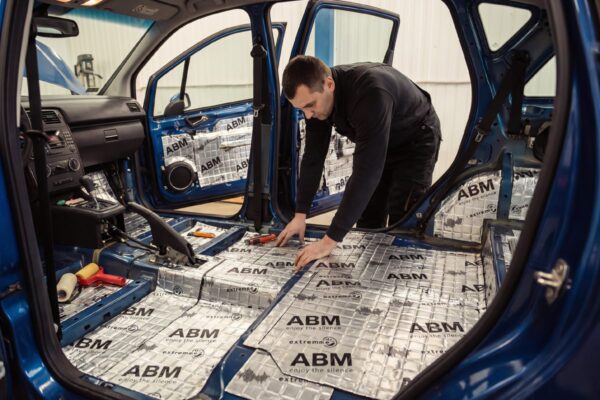 Quand est-il judicieux d'utiliser des tapis butyle pour insonoriser une voiture ancienne ?  abm-b-61