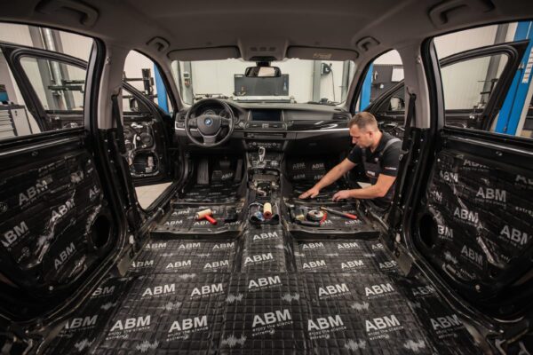À quoi faut-il faire attention lors de l'achat de tapis butyle pour l'insonorisation d'une voiture ?  abm-b-63